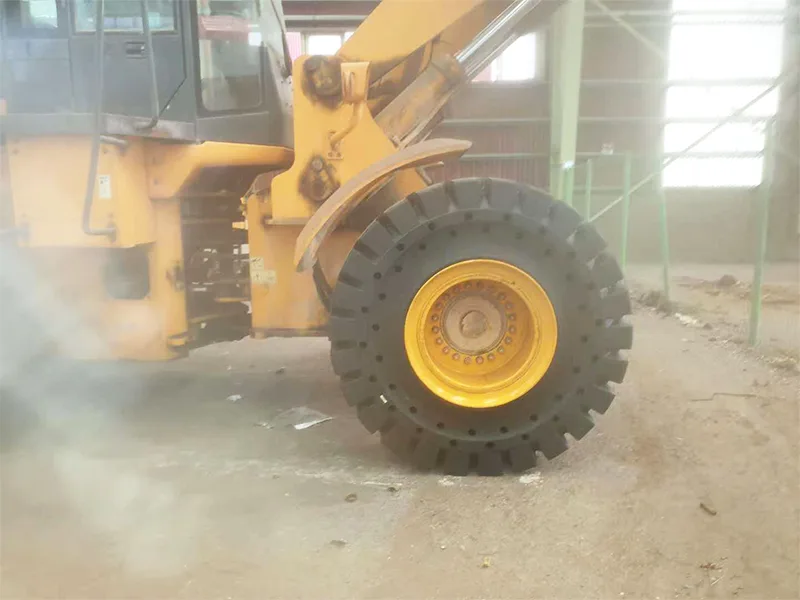 Sklárna v Brazílii používá 23,5-25 pevných pneumatik Sklárna v Brazílii používá 23,5-25 pevných pneumatik