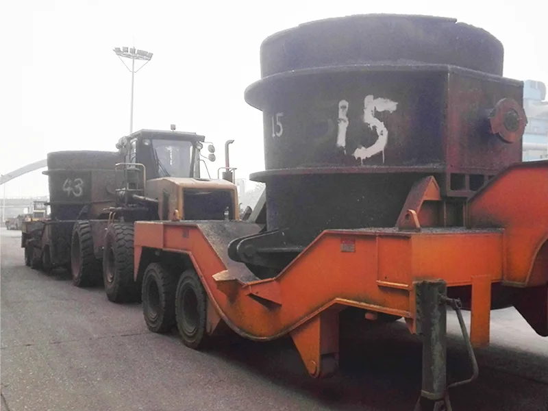 Auto na roztavenou železnou pánev